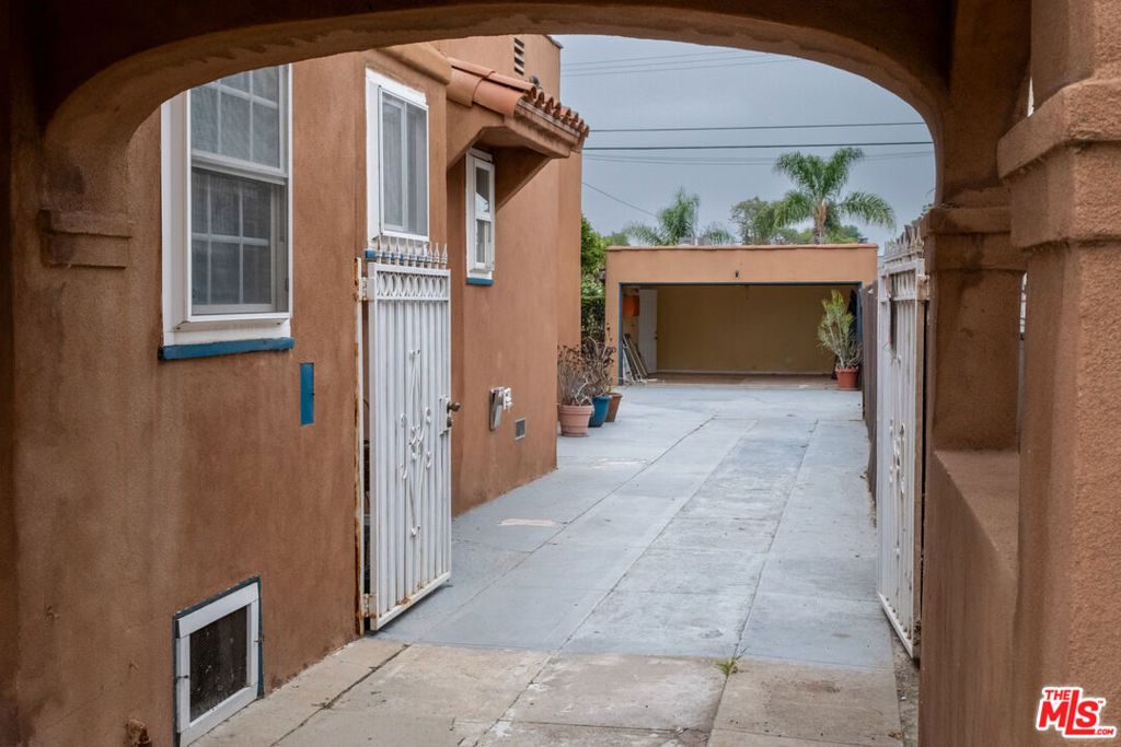 Image 14 of property listing at 8714 S Wilton Place, Los Angeles, CA 90047