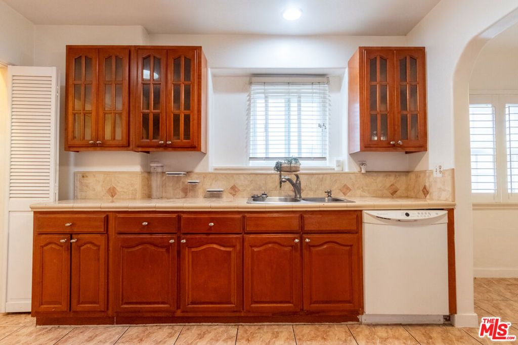 Image 4 of property listing at 8714 S Wilton Place, Los Angeles, CA 90047