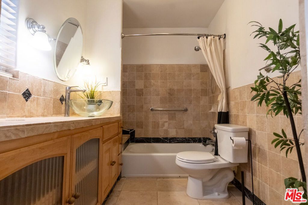Image 7 of property listing at 8714 S Wilton Place, Los Angeles, CA 90047