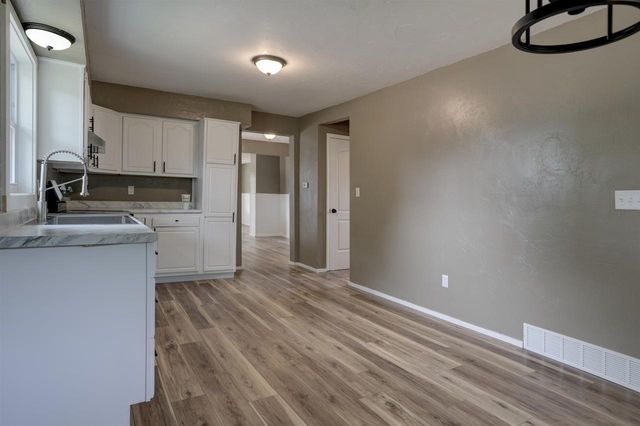 N4810 COUNTY ROAD B, New London, WI 54916