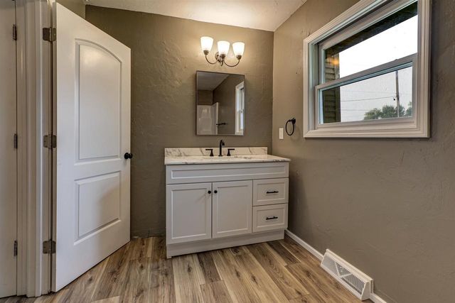 N4810 COUNTY ROAD B, New London, WI 54916