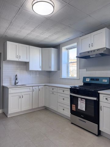 36 Endicott St 2R, Salem, MA 01970