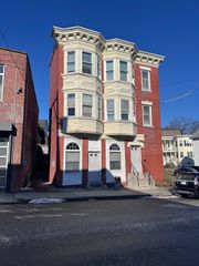 36 Endicott St 2R, Salem, MA 01970