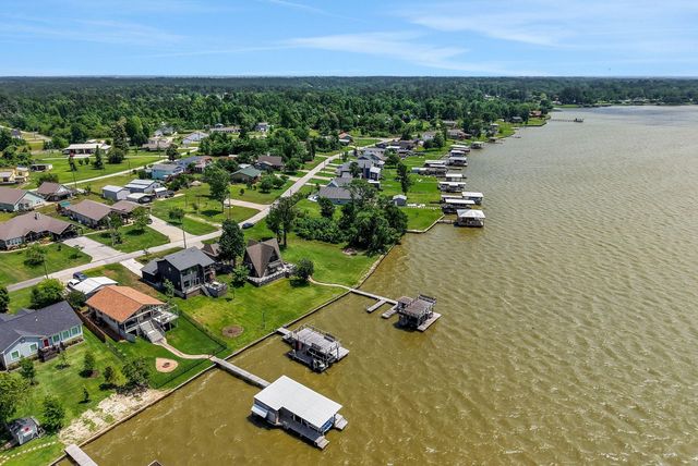 546 W Cattle Drive, Onalaska, TX 77360