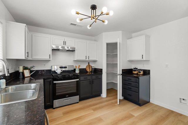 16711 Colonial Trl, Lathrop, CA 95330