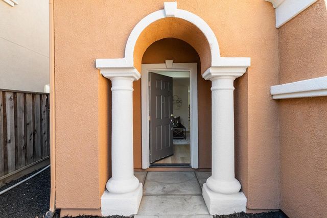 16711 Colonial Trl, Lathrop, CA 95330