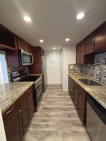 220 Lakeview Drive 103, Weston, FL 33326