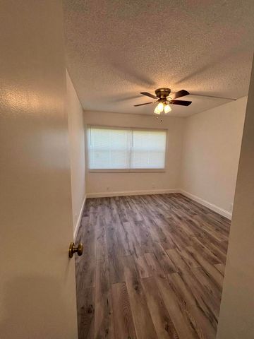 220 Lakeview Drive 103, Weston, FL 33326