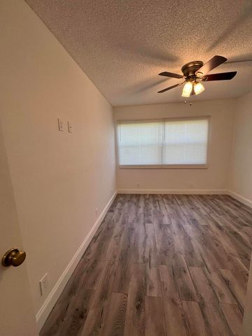 220 Lakeview Drive 103, Weston, FL 33326
