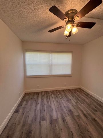220 Lakeview Drive 103, Weston, FL 33326
