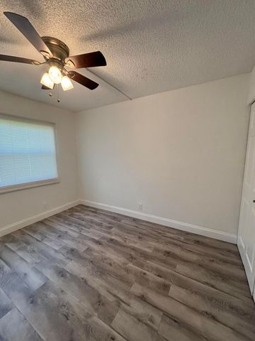 220 Lakeview Drive 103, Weston, FL 33326