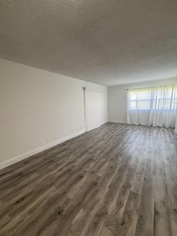 220 Lakeview Drive 103, Weston, FL 33326