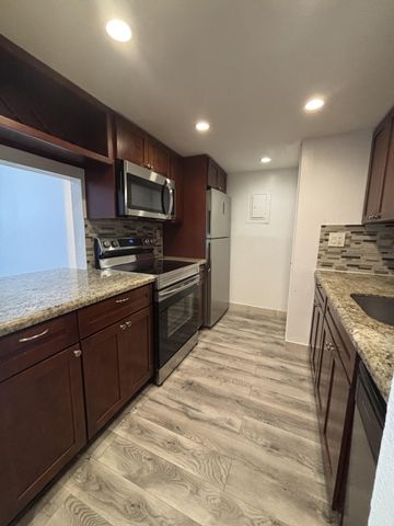 220 Lakeview Drive 103, Weston, FL 33326