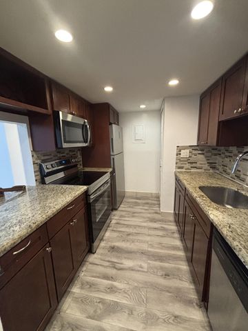 220 Lakeview Drive 103, Weston, FL 33326
