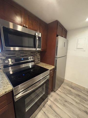 220 Lakeview Drive 103, Weston, FL 33326