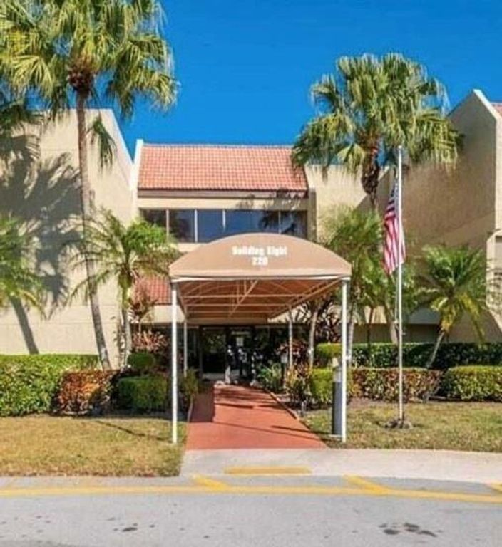 220 Lakeview Drive 103, Weston, FL 33326