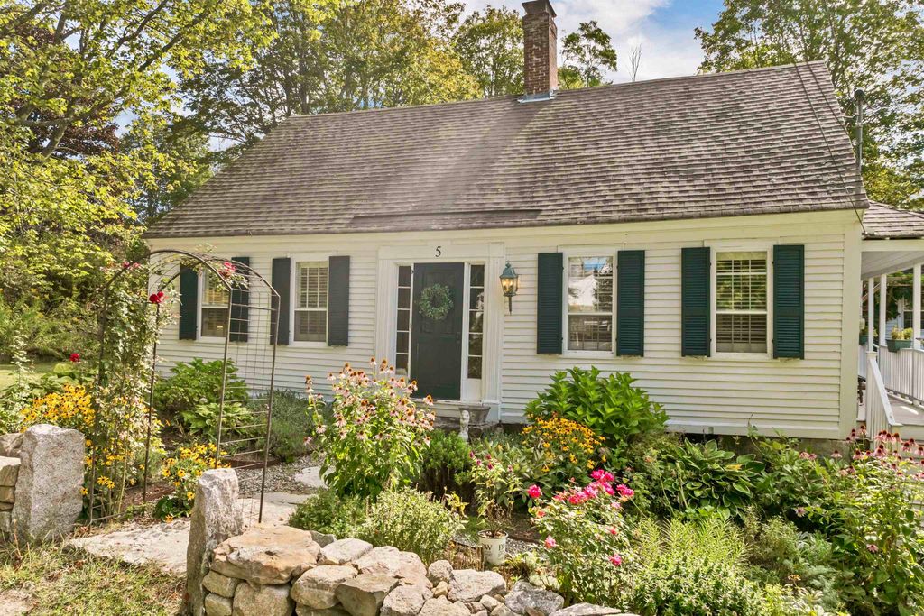 5 Trask Mountain Road, Wolfeboro, NH 03894