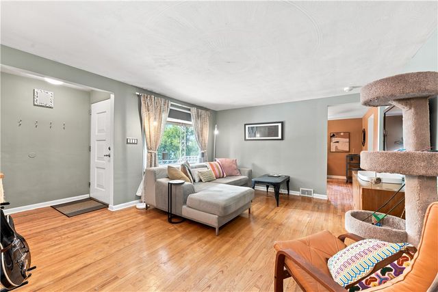 139 Lilmont Dr, Swissvale, PA 15218