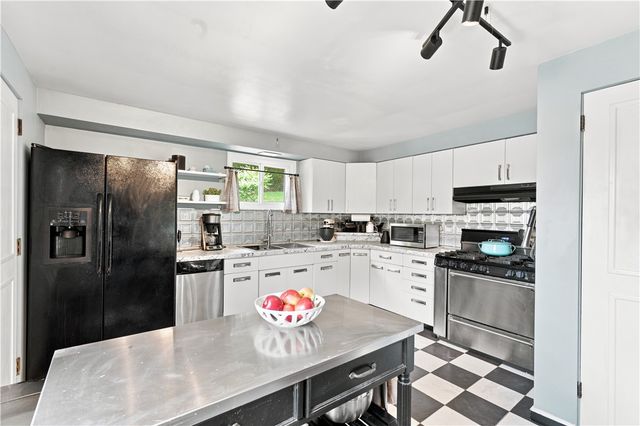 139 Lilmont Dr, Swissvale, PA 15218