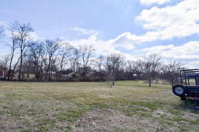 1059 Robertson Rd, Gallatin, TN 37066