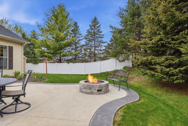 1152 River Place BOULEVARD, Waukesha, WI 53189