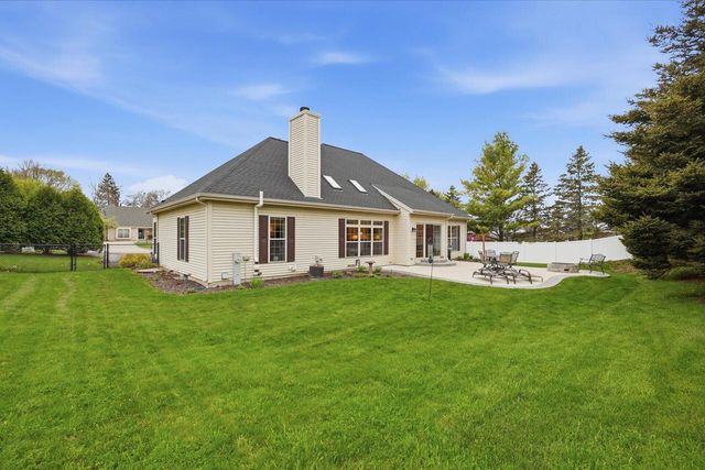 1152 River Place BOULEVARD, Waukesha, WI 53189
