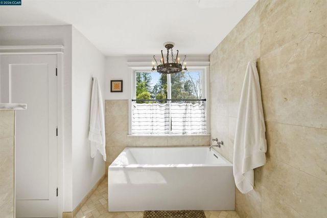 12 La Sombra Ct, Orinda, CA 94563