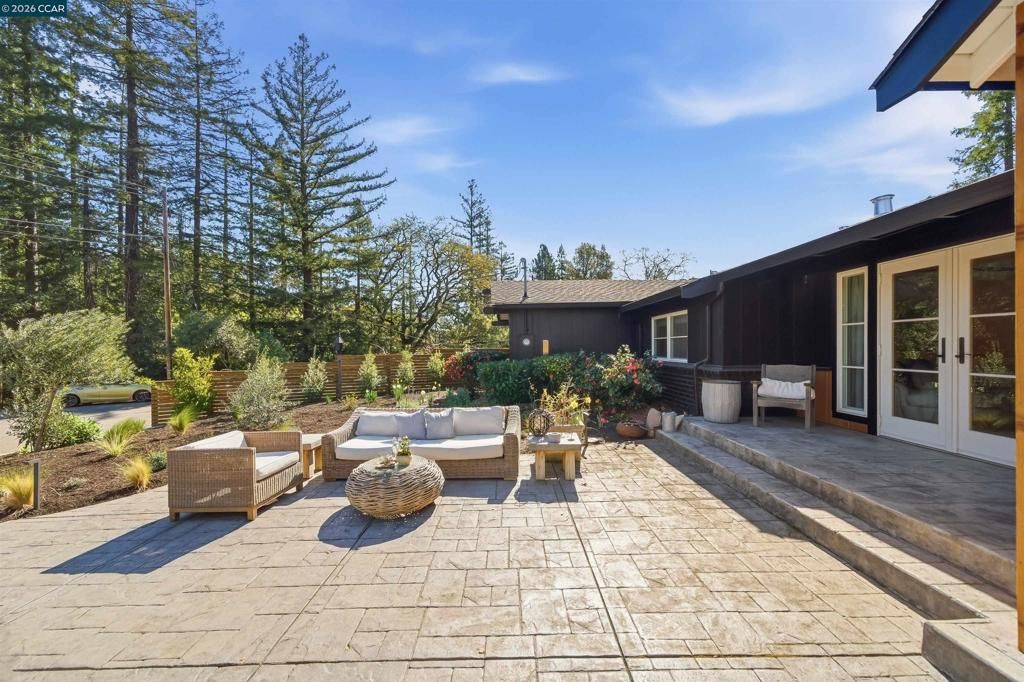 Image 10 of property listing at 12 La Sombra Ct, Orinda, CA 94563