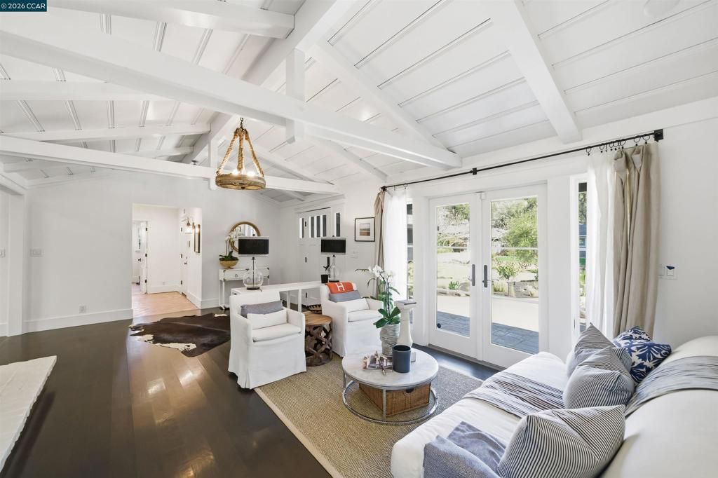 Image 14 of property listing at 12 La Sombra Ct, Orinda, CA 94563