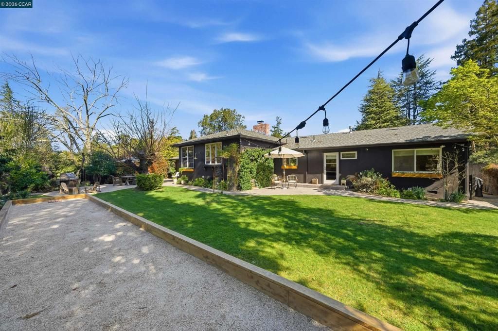 Image 21 of property listing at 12 La Sombra Ct, Orinda, CA 94563