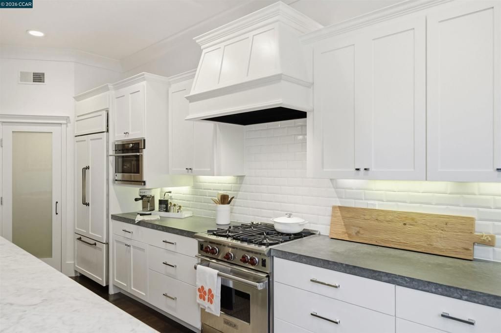 Image 28 of property listing at 12 La Sombra Ct, Orinda, CA 94563