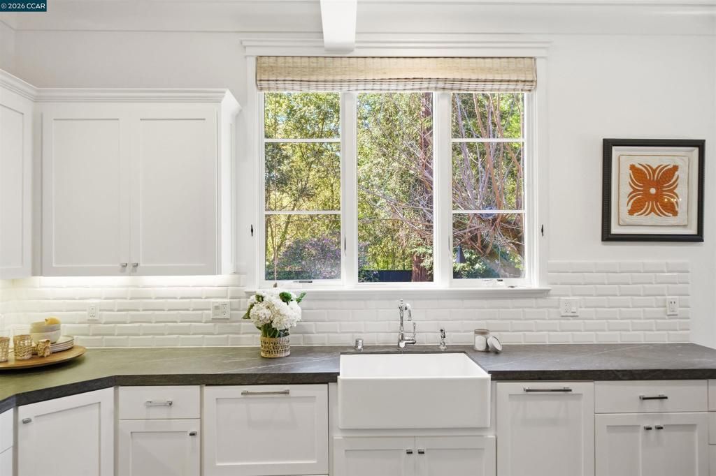 Image 31 of property listing at 12 La Sombra Ct, Orinda, CA 94563