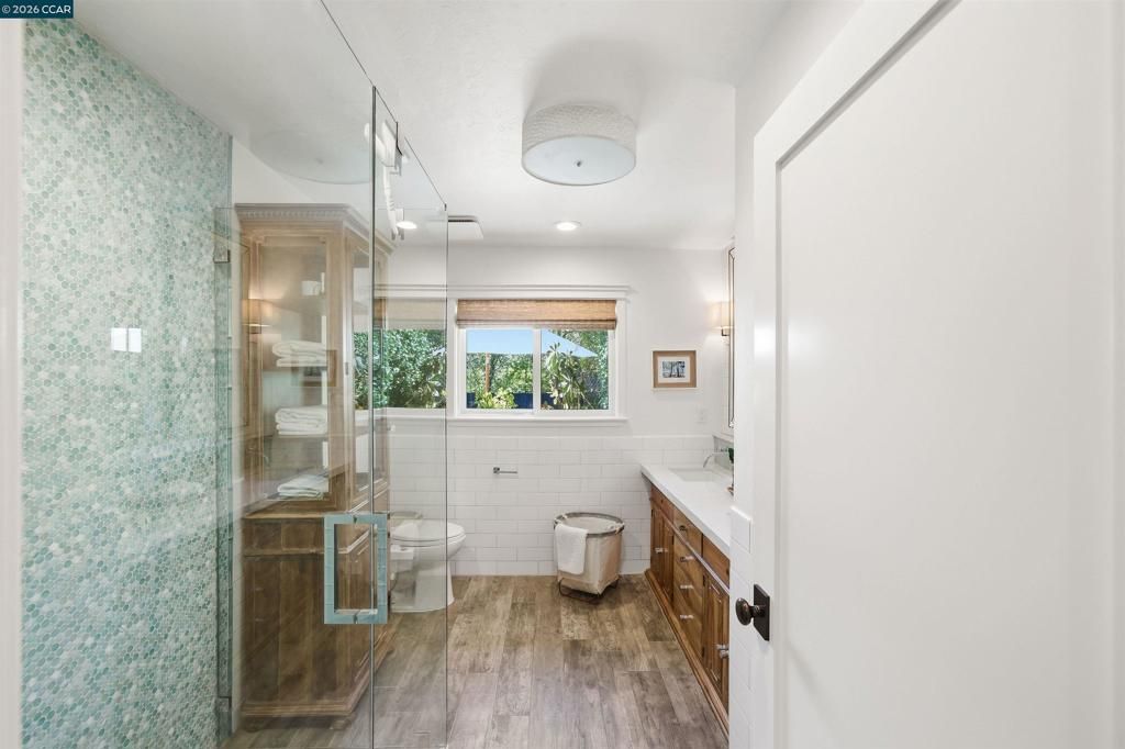 Image 37 of property listing at 12 La Sombra Ct, Orinda, CA 94563