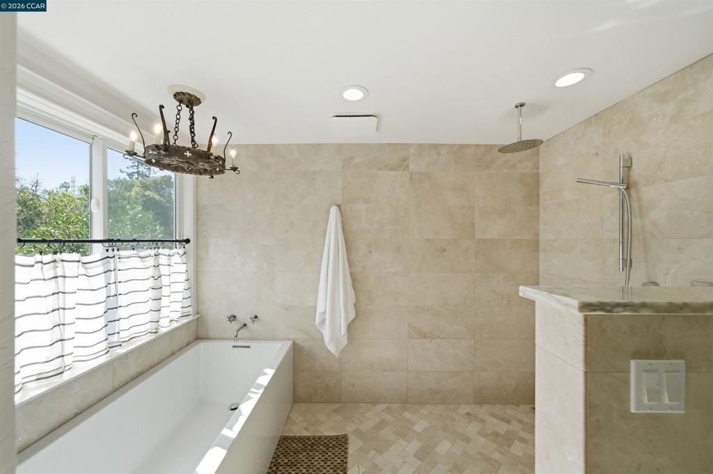 Image 43 of property listing at 12 La Sombra Ct, Orinda, CA 94563