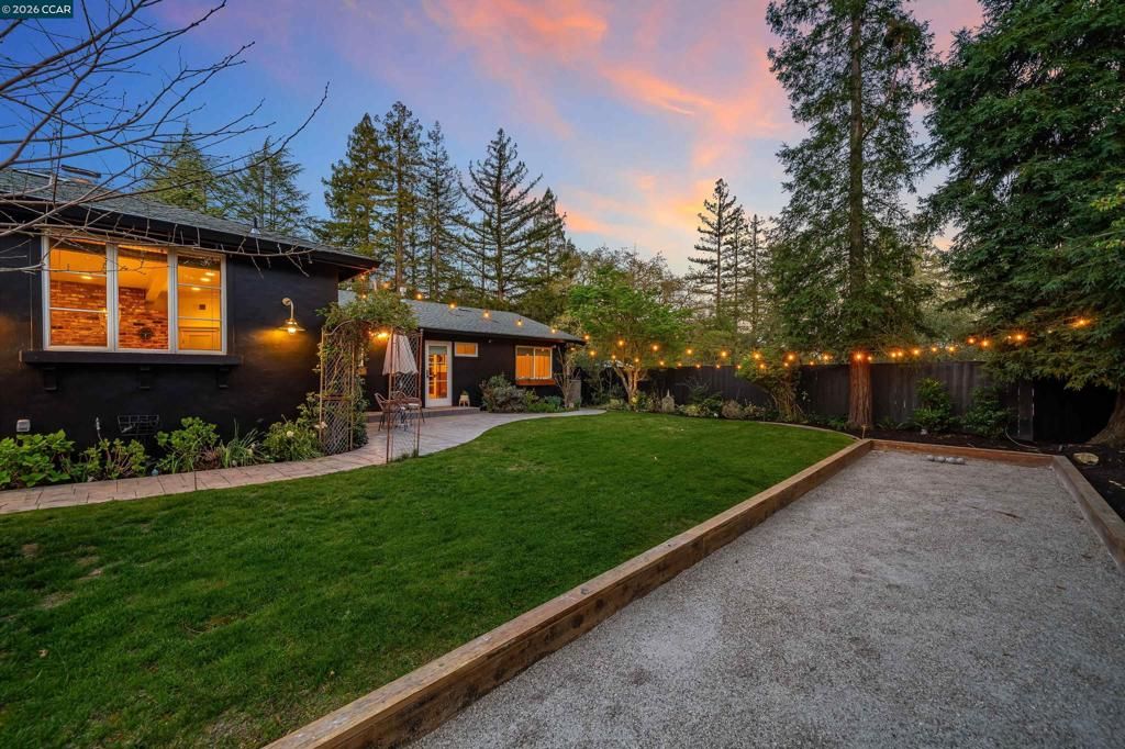 Image 5 of property listing at 12 La Sombra Ct, Orinda, CA 94563