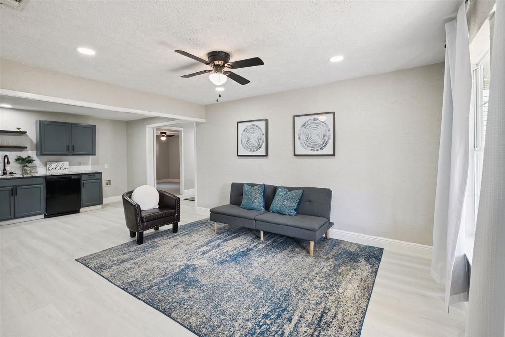 405 NE 32nd Street, Grand Prairie, TX 75050