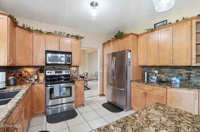 8450 Snapdragon Lane, Monclova, OH 43542