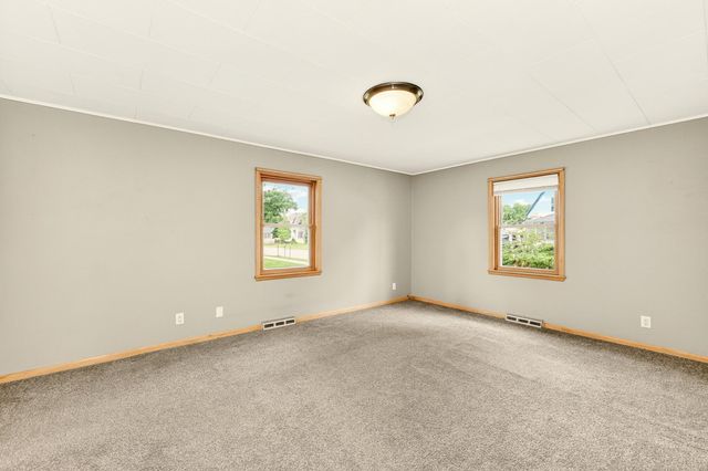 32 10th Street NW, Rochester, MN 55901