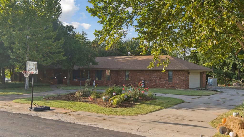 11709 W Little Lane, Mustang, OK 73064