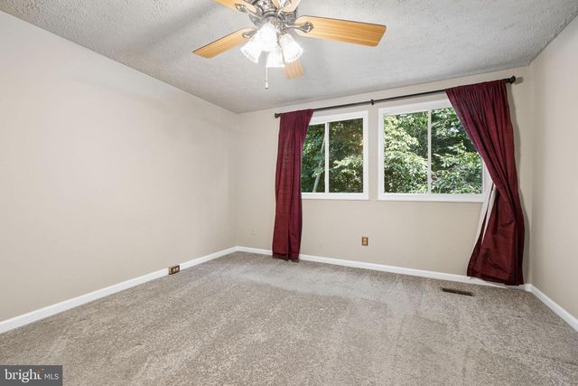 3610 WHARF LN, Triangle, VA 22172