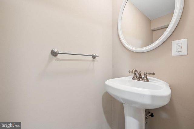 3610 WHARF LN, Triangle, VA 22172