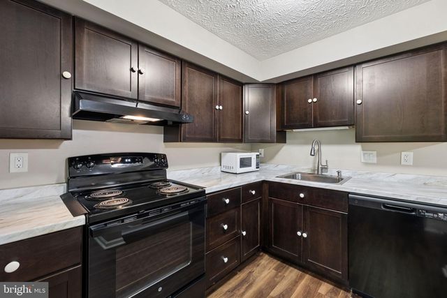 3610 WHARF LN, Triangle, VA 22172