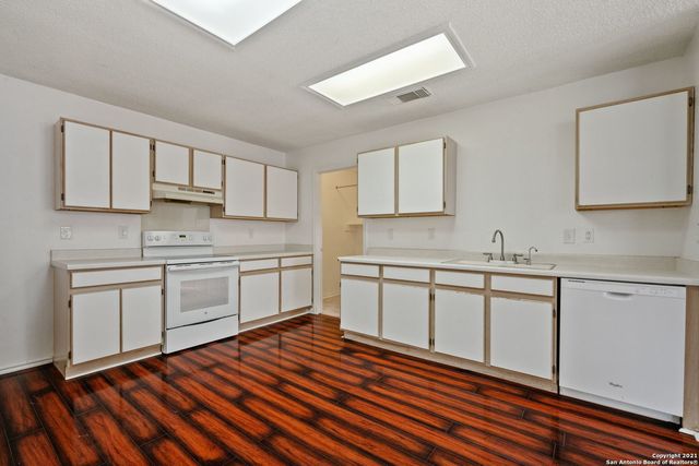 6802 CANARY MEADOW DR, Converse, TX 78109