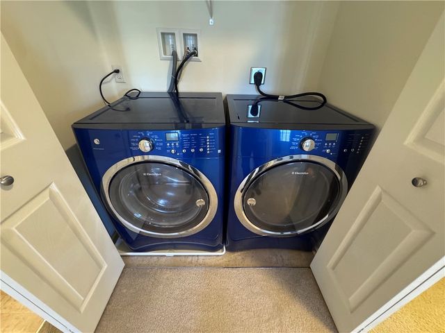 280 Broadstone Dr, Adams Twp, PA 16046