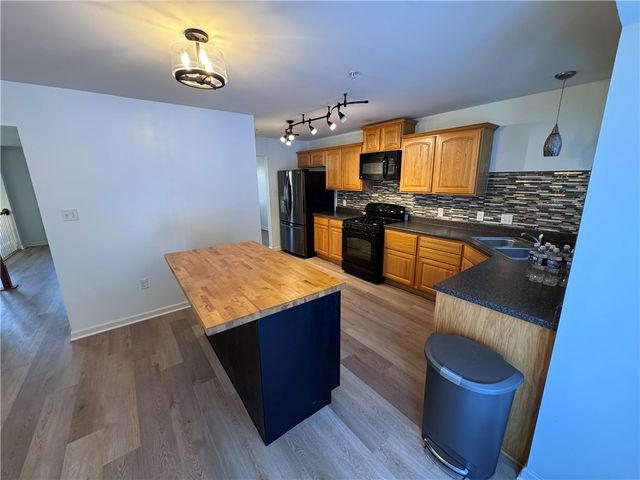 280 Broadstone Dr, Adams Twp, PA 16046