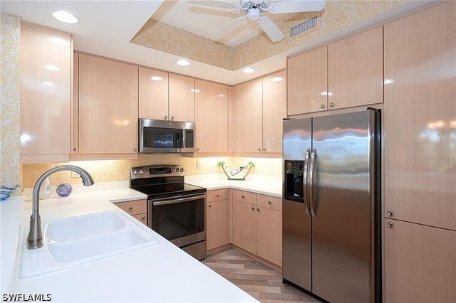 430 Cove Tower DR 302, Naples, FL 34110