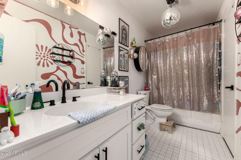 Image 12 of property listing at 18026 N 34TH Avenue, Phoenix, AZ 85053