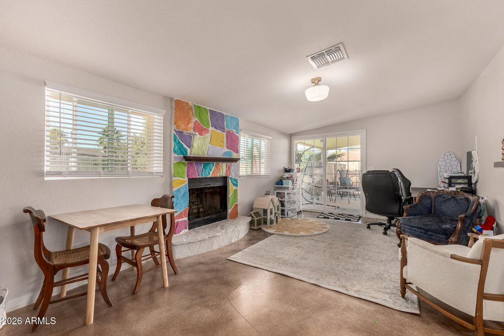 Image 6 of property listing at 18026 N 34TH Avenue, Phoenix, AZ 85053