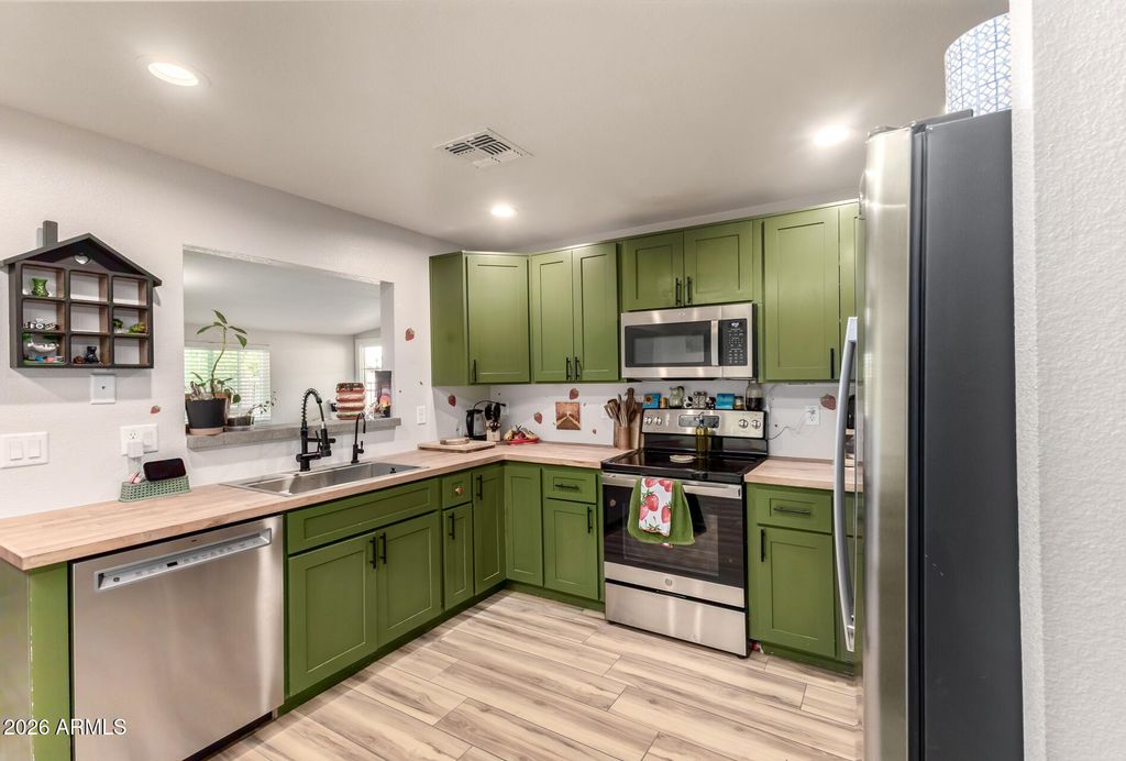 Image 9 of property listing at 18026 N 34TH Avenue, Phoenix, AZ 85053