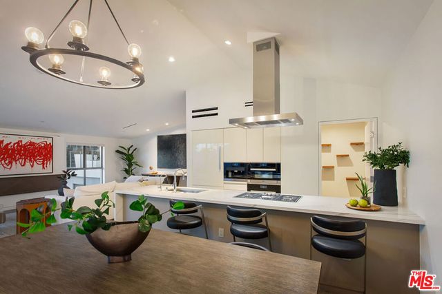 8600 Wilshire Boulevard TH 2, Beverly Hills, CA 90211